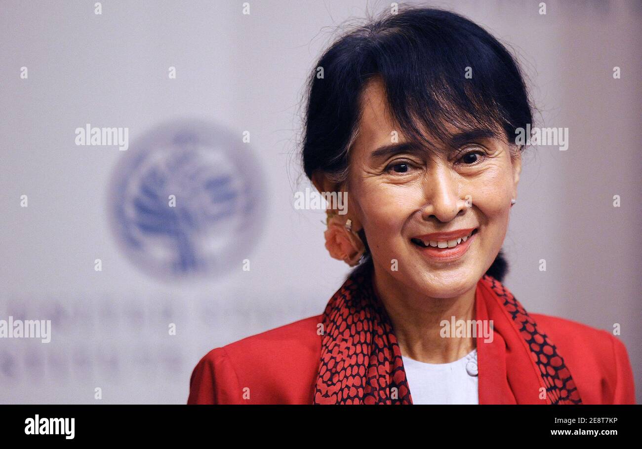Washington, États-Unis. 1er février 2021. Photo du dossier - la lauréate du prix Nobel de la paix et leader de l'opposition pro-démocratique birmane Daw Aung San Suu Kyi s'adresse à l'Institut de la paix des États-Unis dans le cadre d'une visite de 18 jours des États-Unis à Washington, DC, USA, le 18 septembre 2012. La puissante armée du Myanmar a pris le contrôle du pays lors d'un coup d'État et a déclaré l'état d'urgence, après la détention d'Aung San Suu Kyi et d'autres hauts dirigeants du gouvernement lors des raids du matin lundi. Photo par Olivier Douliery/ABACAPRESS.COM crédit: Abaca Press/Alay Live News Banque D'Images