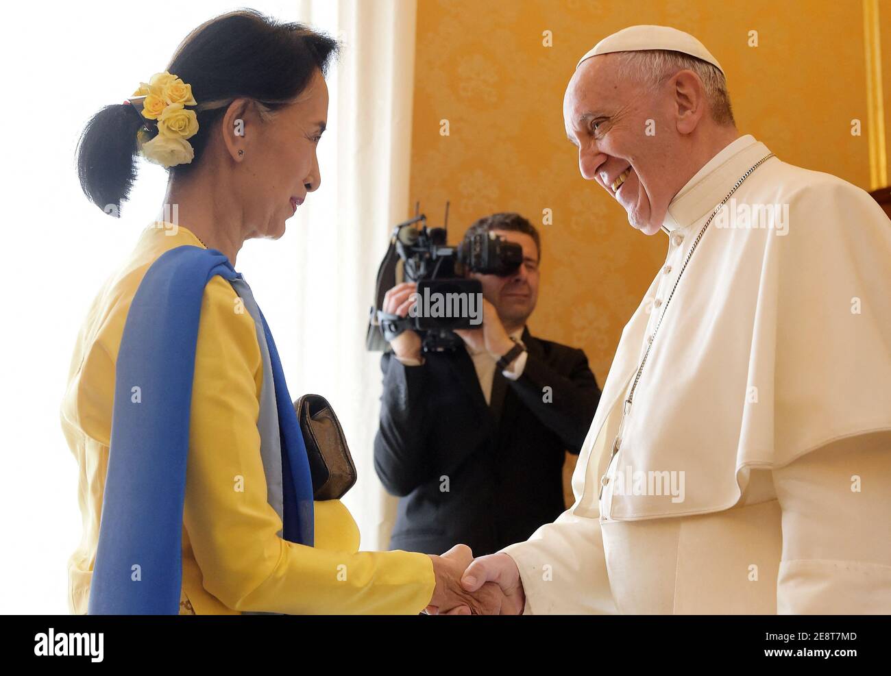 Photo du dossier - le pape François rencontre Aung San Suu Kyi, conseillère d'État et ministre des Affaires étrangères de la République de l'Union du Myanmar (ex-Birmanie) lors d'une audience privée au Vatican le 4 mai 2017. Suu Kyi est à Rome pour participer à une conférence organisée par le Parlement italien sur l'égalité des sexes et le développement durable. La puissante armée du Myanmar a pris le contrôle du pays lors d'un coup d'État et a déclaré l'état d'urgence, après la détention d'Aung San Suu Kyi et d'autres hauts dirigeants du gouvernement lors des raids du matin lundi. Photo d'Eric Vandeville Banque D'Images