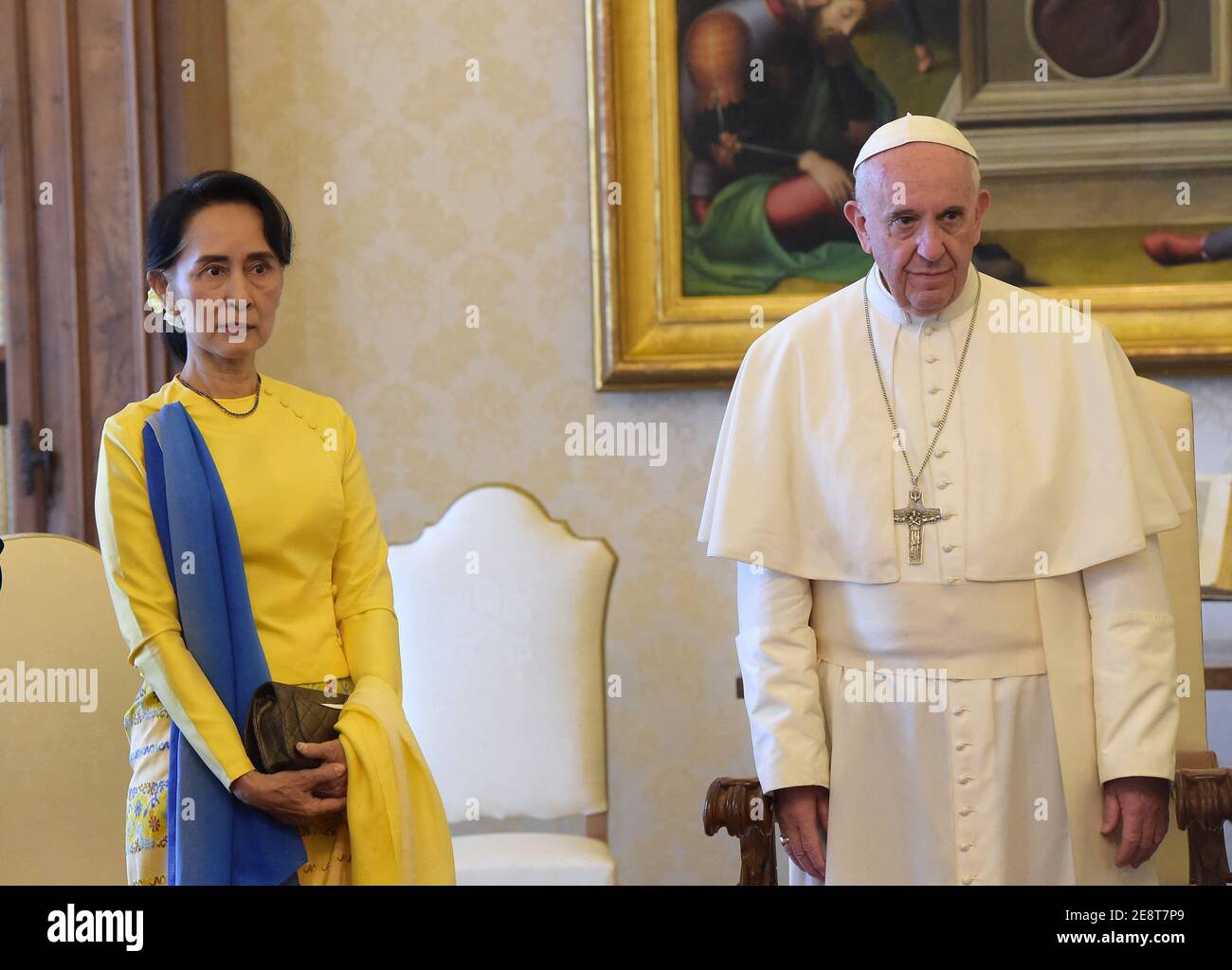 Photo du dossier - le pape François rencontre Aung San Suu Kyi, conseillère d'État et ministre des Affaires étrangères de la République de l'Union du Myanmar (ex-Birmanie) lors d'une audience privée au Vatican le 4 mai 2017. Suu Kyi est à Rome pour participer à une conférence organisée par le Parlement italien sur l'égalité des sexes et le développement durable. La puissante armée du Myanmar a pris le contrôle du pays lors d'un coup d'État et a déclaré l'état d'urgence, après la détention d'Aung San Suu Kyi et d'autres hauts dirigeants du gouvernement lors des raids du matin lundi. Photo d'Eric Vandeville Banque D'Images