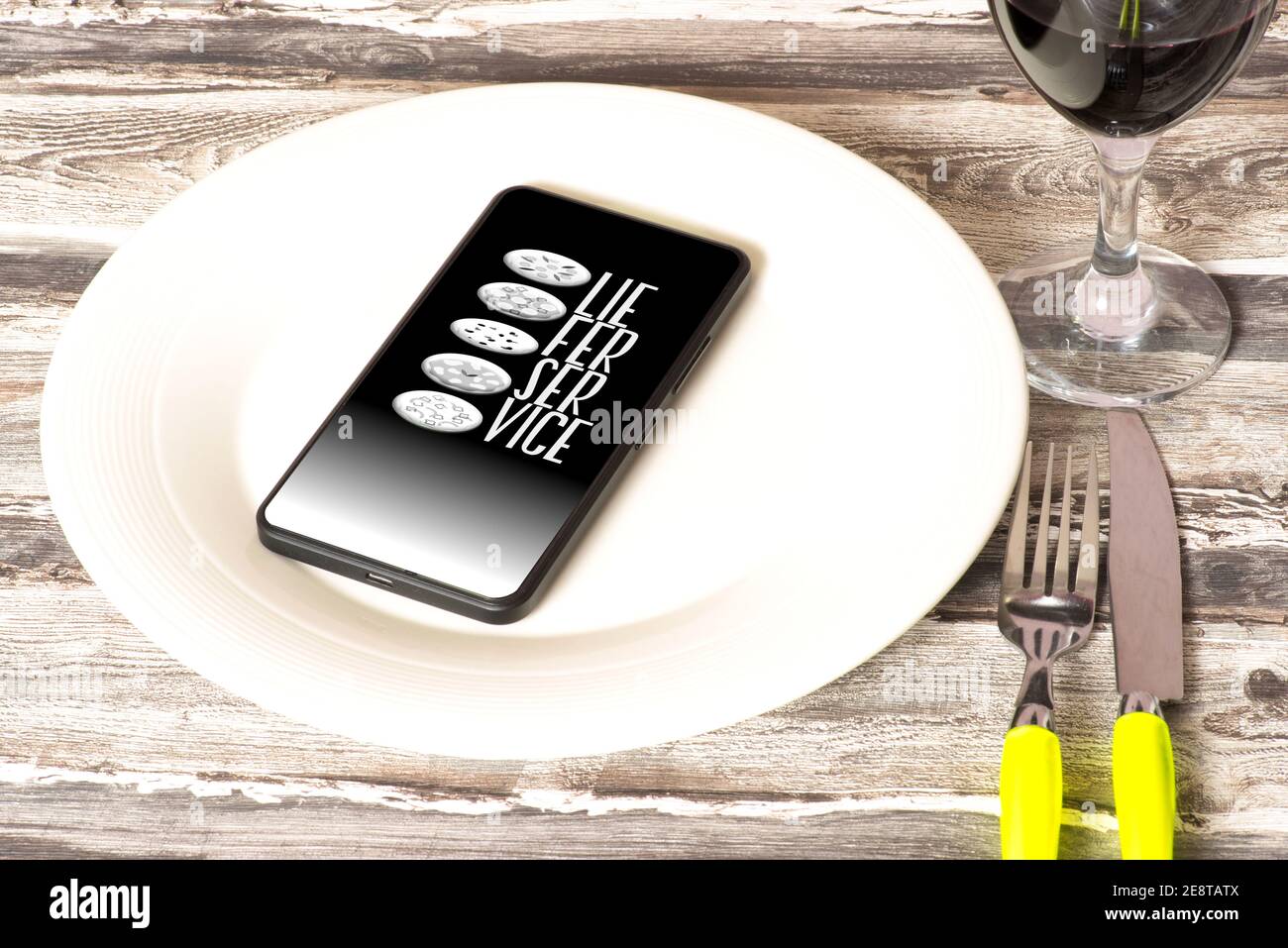 Smartphone sur la plaque vide et application pour la livraison de nourriture service Banque D'Images