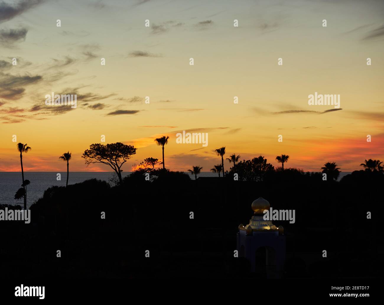 Silhouette de coucher de soleil sur l'océan en Californie du sud avec palmiers Banque D'Images