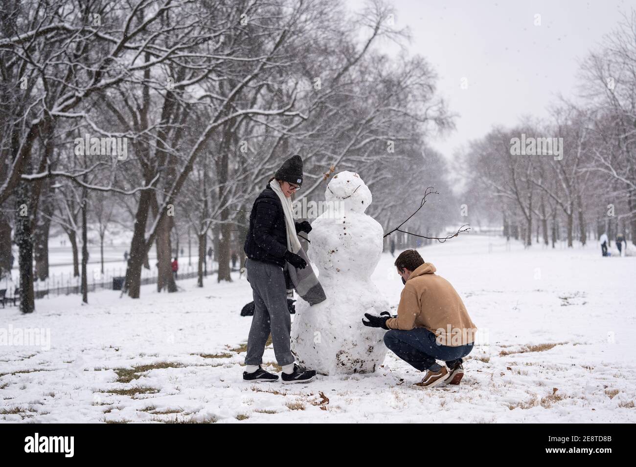 Washington, États-Unis. 31 janvier 2021. . Les gens construisent un bonhomme de neige à Washington, DC, aux États-Unis, le 31 janvier 2021. Credit: Liu Jie/Xinhua/Alay Live News Banque D'Images