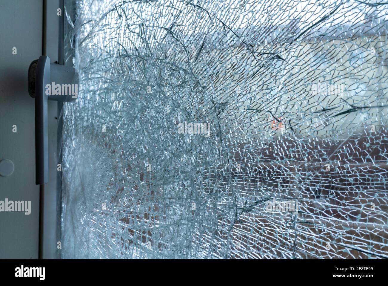 Fenêtre de porte en verre de balcon cassée avec verre brisé, cambrioleur entrant par la fenêtre de balcon. Mise au point sélective. Banque D'Images