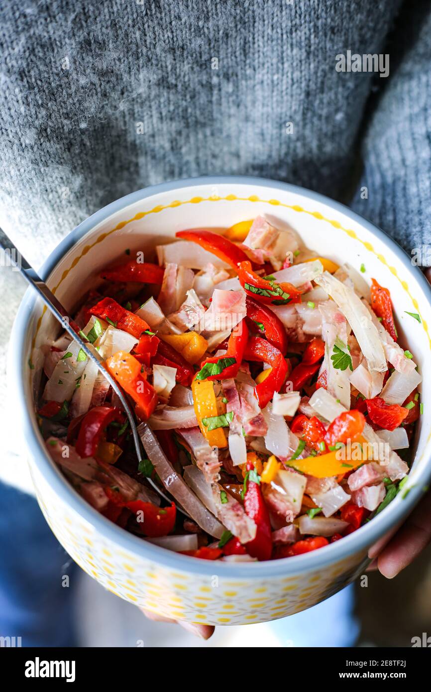 La salade Nervetti, un plat typique de l'Italie du Nord composé de tendons et cartilages de l'échin de boeuf bouilli pendant plus de 3 heures. Banque D'Images