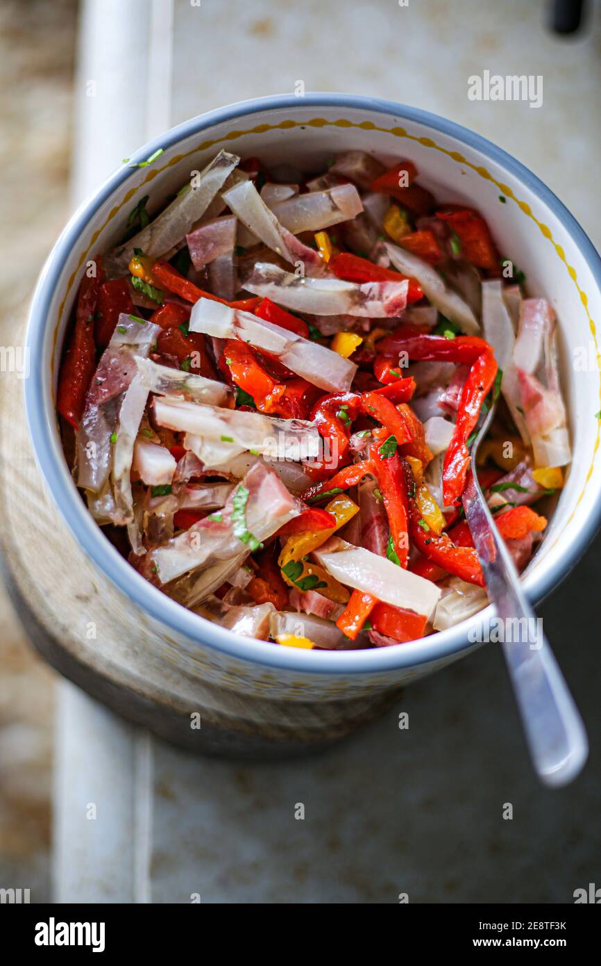 La salade Nervetti, un plat typique de l'Italie du Nord composé de tendons et cartilages de l'échin de boeuf bouilli pendant plus de 3 heures. Banque D'Images