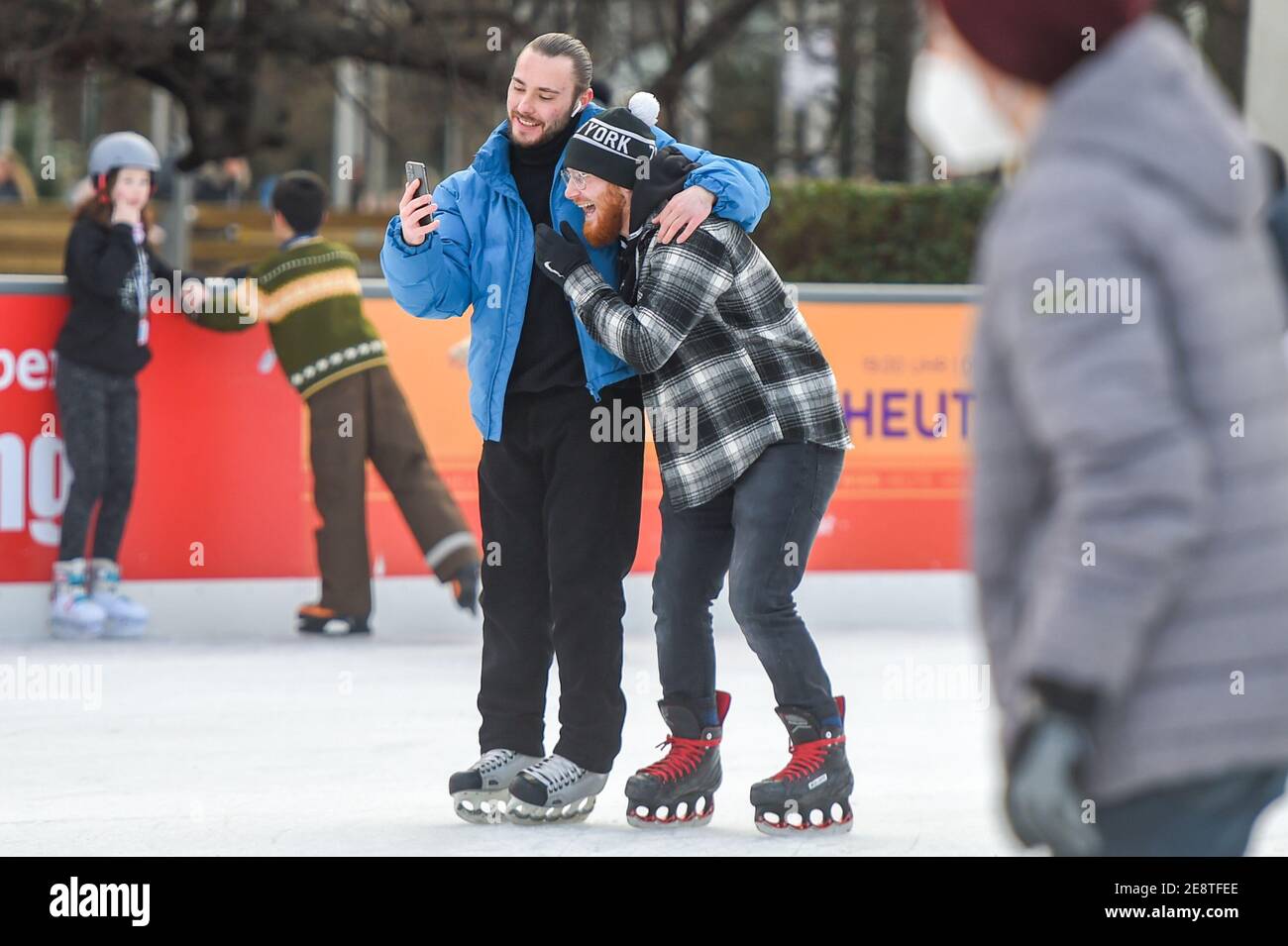 Vienne, Autriche. 31 janvier 2021. Les gens patinent à Rathausplatz à Vienne, en Autriche, le 31 janvier 2021. Viennese Ice Dream à Rathausplatz est l'un des rares événements en plein air qui restent ouverts pendant les restrictions de pandémie. Beaucoup de gens apprécient cet événement annuel depuis 1996. Credit: Guo Chen/Xinhua/Alay Live News Banque D'Images