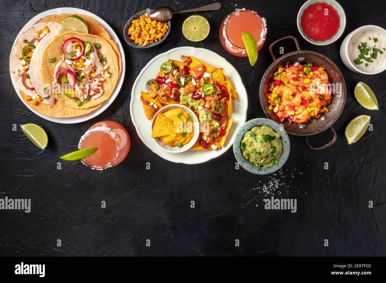 Cuisine mexicaine, prise depuis le haut avec un endroit pour le texte. Nachos, tacos, cocktails