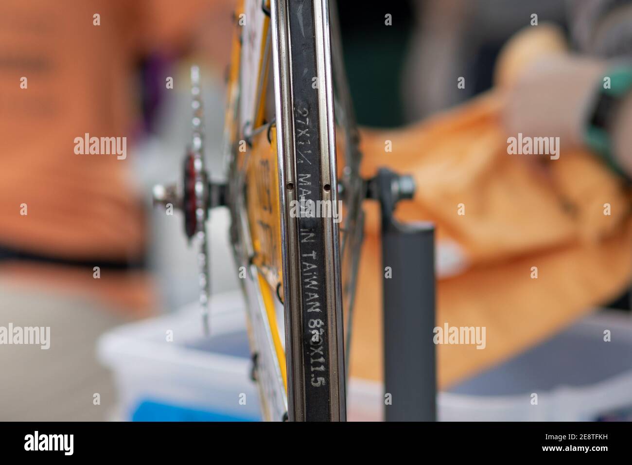 Une roue à vélo sur un trottoir extérieur Banque D'Images