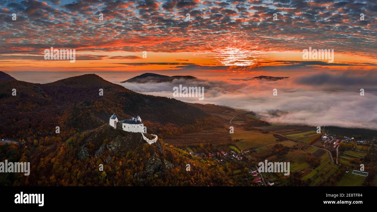 Fuzer, Hongrie - vue panoramique aérienne sur le magnifique château de Fuzer avec un ciel de lever de soleil et des nuages étonnants et colorés le matin de l'automne. Le château Banque D'Images