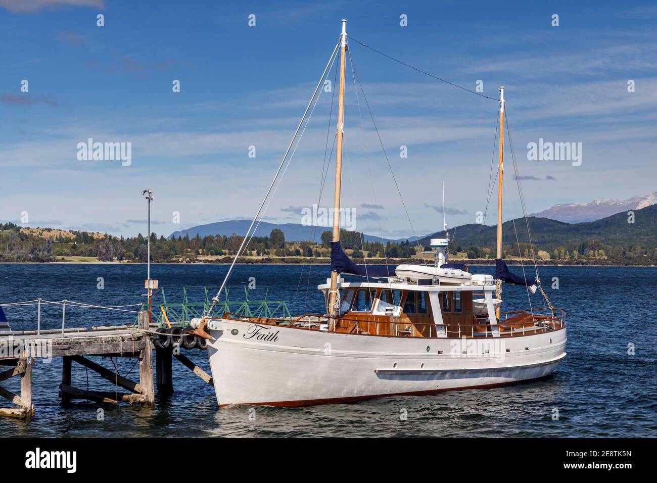 Le yacht à moteur de 1935 a amarré sur le lac te Anau dans le parc national de Fiordland, île du Sud, Nouvelle-Zélande. Banque D'Images