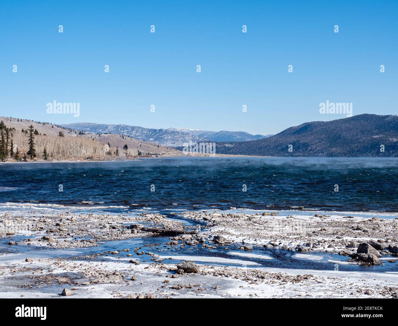 Brouillard d'évaporation s'élevant au large du lac Fish en hiver à la forêt nationale de Fishlake, Richfield, Utah en hiver, fin de l'automne par temps froid clair avec de la neige Banque D'Images