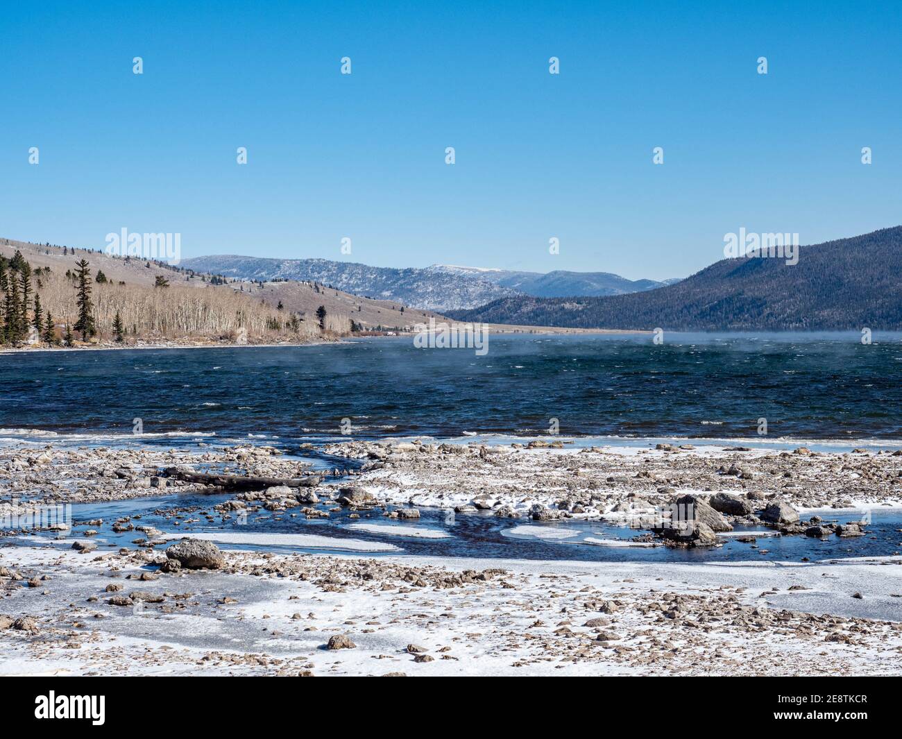 Brouillard d'évaporation s'élevant au large du lac Fish en hiver à la forêt nationale de Fishlake, Richfield, Utah en hiver, fin de l'automne par temps froid clair avec de la neige Banque D'Images