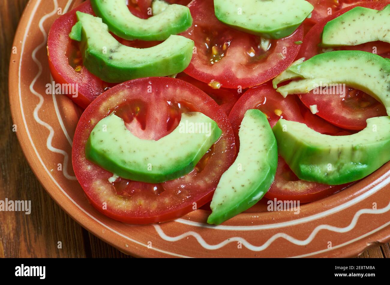 Salade de tomates simple avec avocat gros plan Banque D'Images