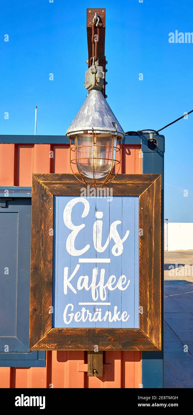 Panneau de restaurant en bois sur la plage. Lettre avec Kaffee EIS Getränke signifie café boissons glacées. Banque D'Images