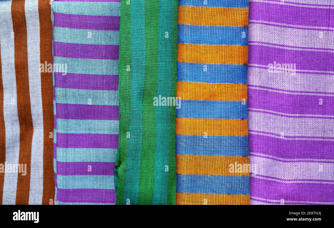 Textiles traditionnels à motifs à vendre tissés à l'usine de tissage Bani Jamra, Bani Jamra, Royaume de Bahreïn Banque D'Images