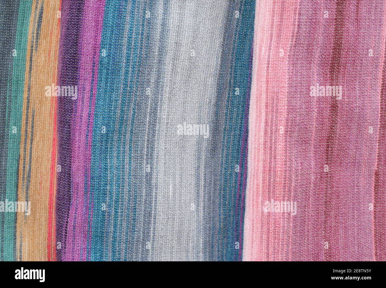 Textiles traditionnels à motifs à vendre tissés à l'usine de tissage Bani Jamra, Bani Jamra, Royaume de Bahreïn Banque D'Images
