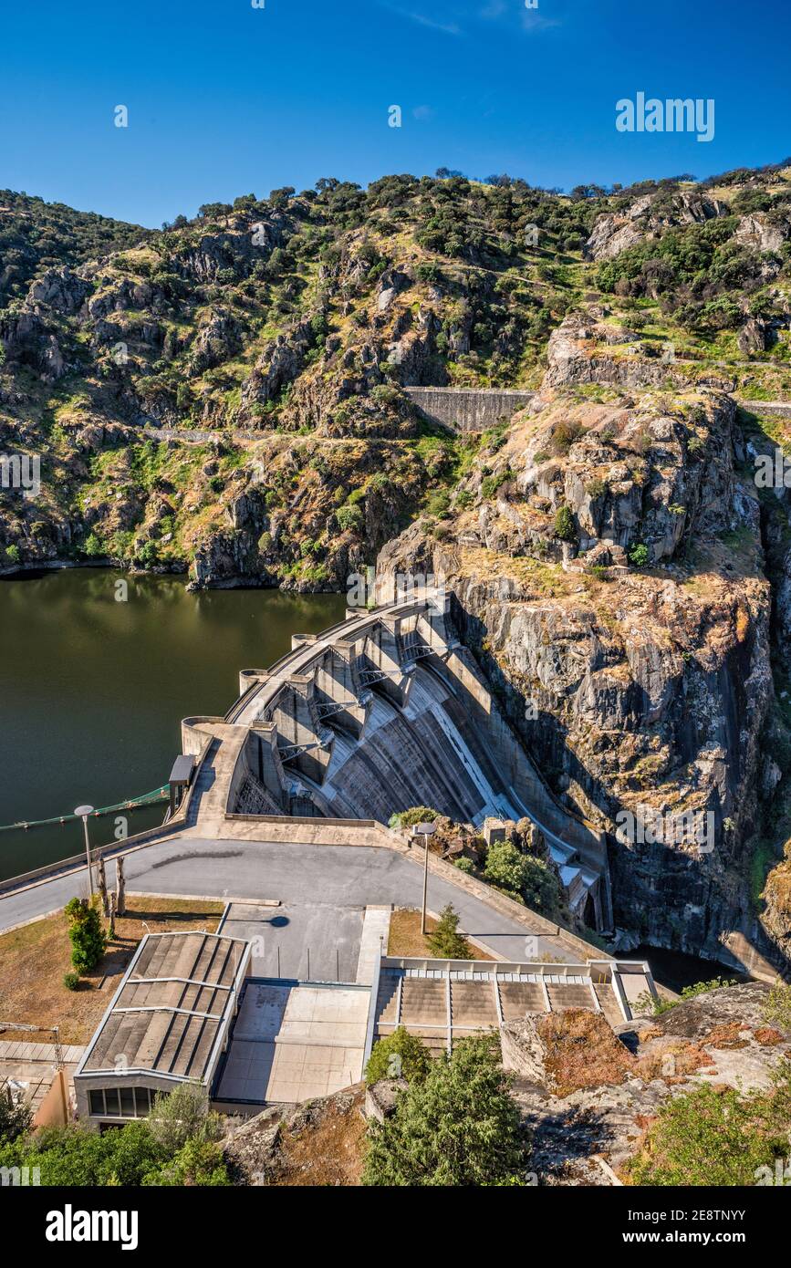 Barrage de Picote sur Rio Douro, côté espagnol en arrière-plan, près du village de Picote, Parc naturel international du Douro, Tros-os-Montes, région Norte, Portugal Banque D'Images