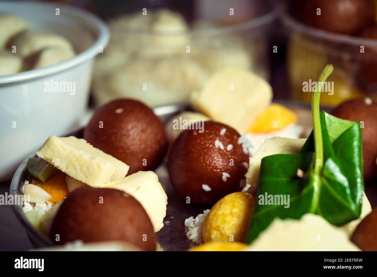 Contexte pour les bonbons traditionnels thali, prasad ou porc préparé pour Saraswati pooja, Lakshmi Durga puja, vasant pancami. Concept de religion hindoue Banque D'Images