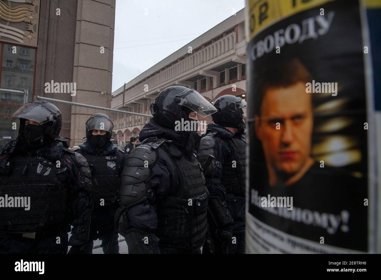 Moscou, Russie. 31 janvier 2021, des manifestants s'opposent à la police anti-émeute lors d'un rassemblement en faveur du leader de l'opposition emprisonné Alexei Navalny près de la place Komsomolskaya à Moscou, en Russie. Le critique du Kremlin Alexei Navalny a été détenu le 17 janvier à son retour d'Allemagne, où il se remettait d'un empoisonnement. La bannière indique « la liberté pour Navalny! » Banque D'Images