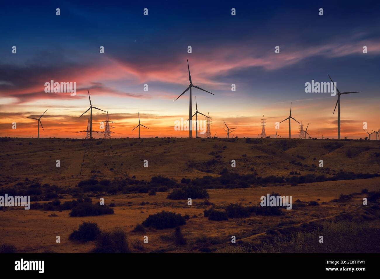 Vue sur la centrale éolienne au coucher du soleil. De vastes éoliennes se cultivent à jhimpir Banque D'Images