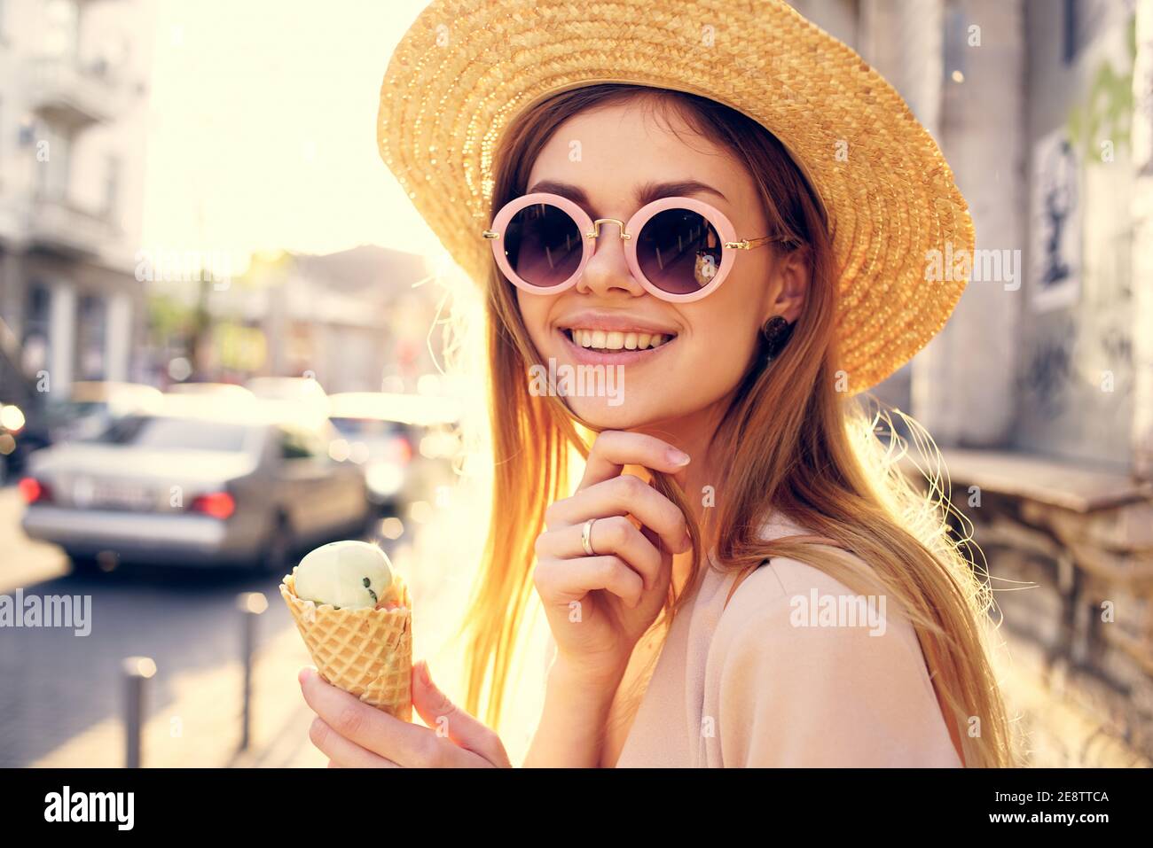 Femme gaie dans un chapeau avec des lunettes de soleil glace crème  ensoleillée promenade de jour Photo Stock - Alamy