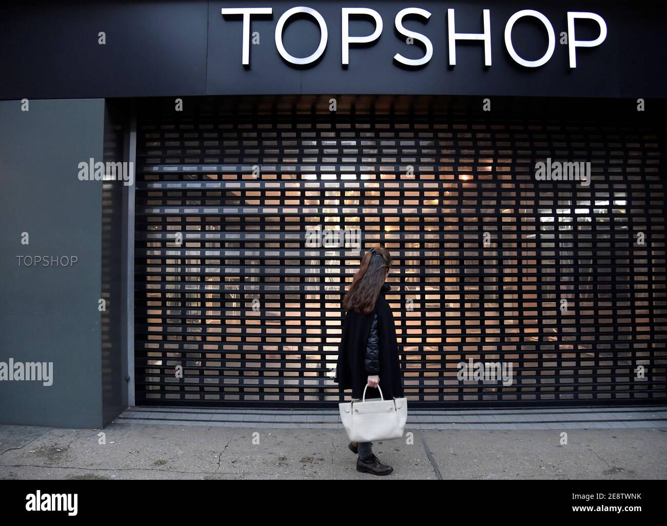 Une femme passe devant une succursale fermée de Topshop, après que le  détaillant de mode en ligne britannique ASOS a déclaré avoir acheté la  marque parmi d'autres du groupe collapsed Arcadia, Londres,