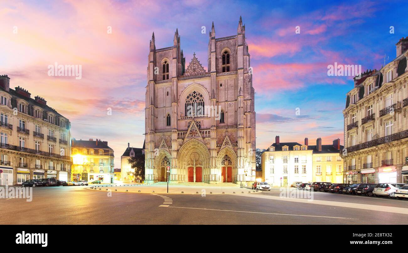 La ville de Nantes en France - Coucher de soleil sur la cathédrale Saint Pierre Banque D'Images