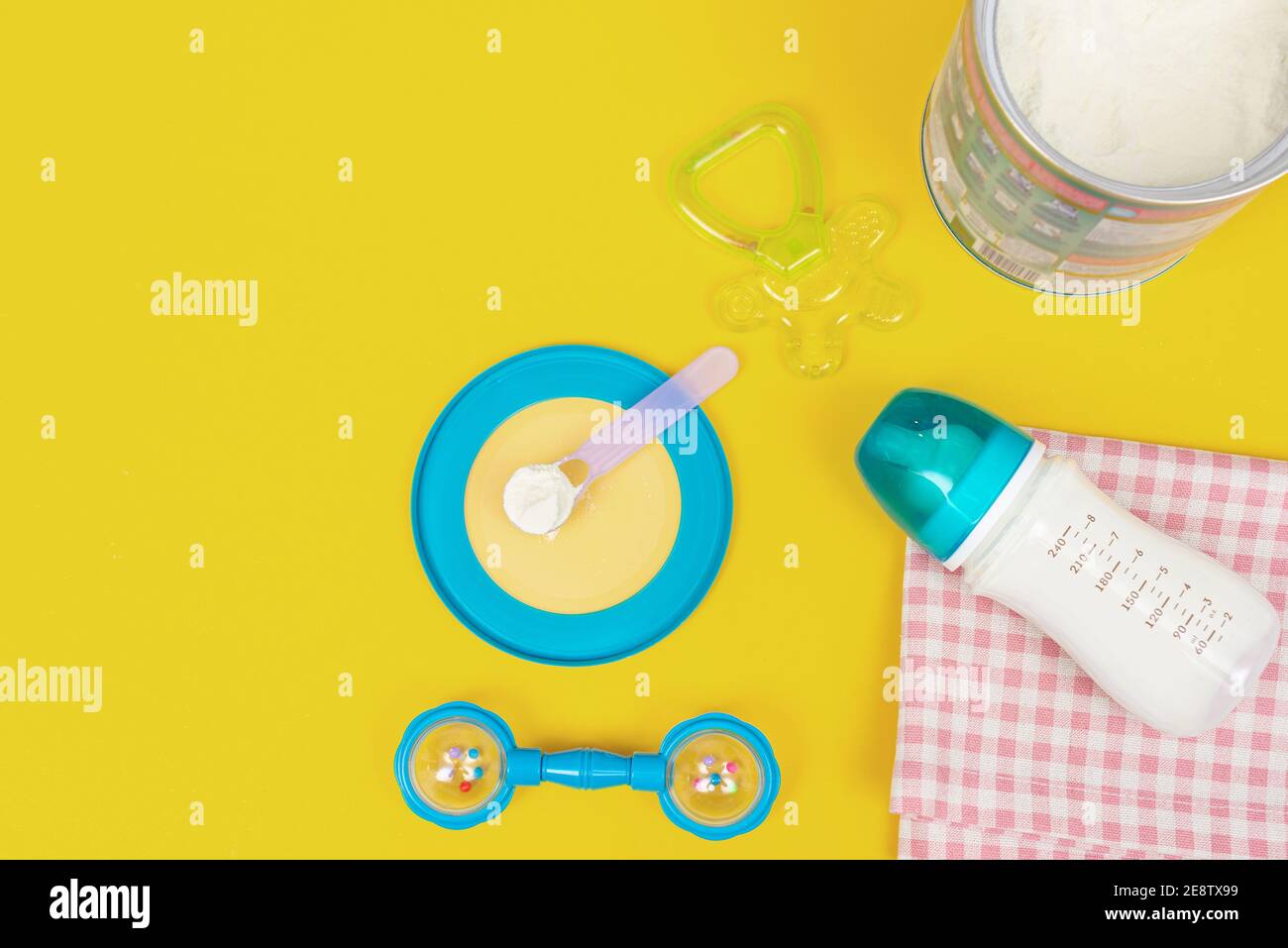 Lait en poudre pour bébé dans une cuillère de mesure en sachet et bouteille  de lait sur tissu sur fond jaune avec espace pour les copies Photo Stock -  Alamy