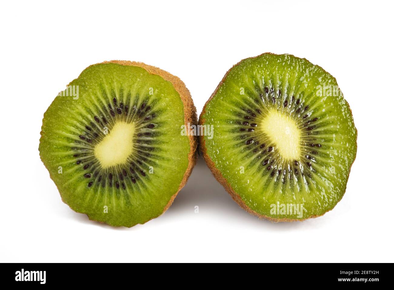 Un kiwifruit en tranches isolé sur fond blanc Banque D'Images