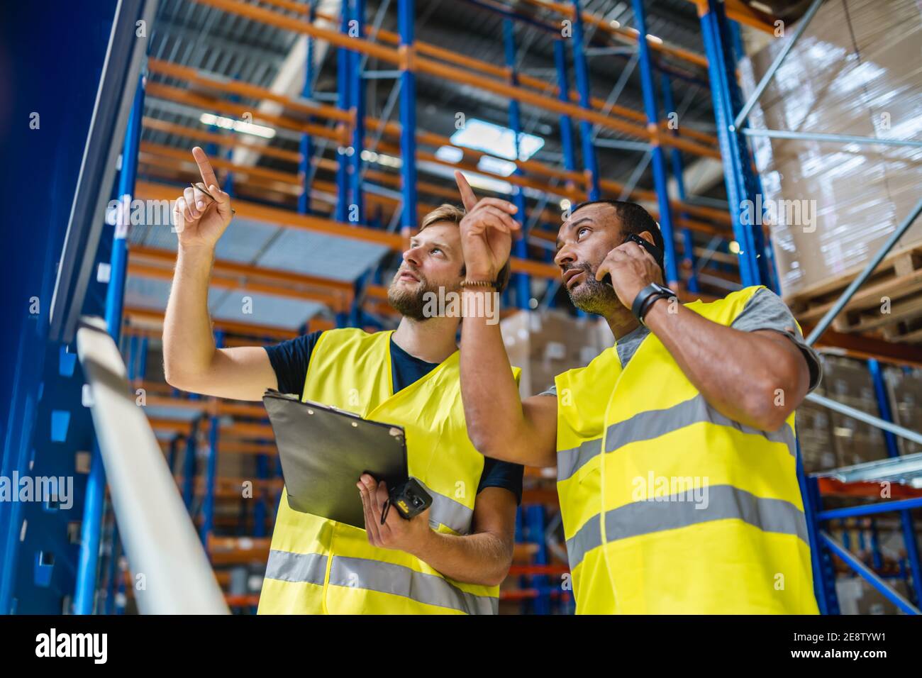 Les employés de l'entrepôt travaillent ensemble Banque D'Images