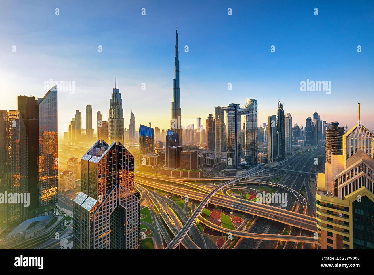 Vue sur les gratte-ciel modernes et occupé les routes du soir dans la ville de Dubaï de luxe de Dubaï, Emirats Arabes Unis Banque D'Images