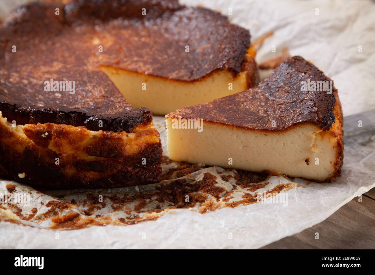 Traditionnel basque brûlé cheesecake sur le papier de cuisson Banque D'Images