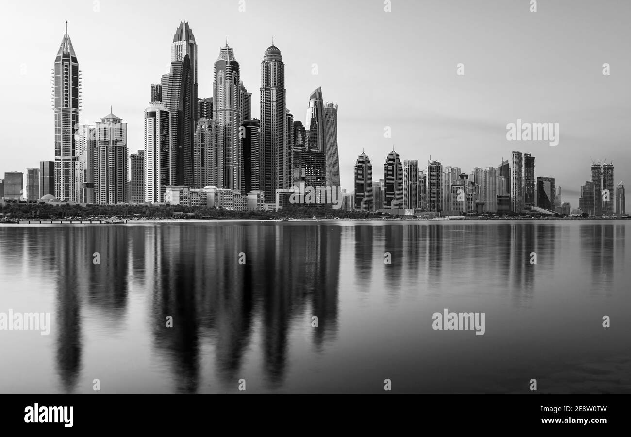 Vue sur les gratte-ciel de luxe de Dubai Marina depuis l'île Palm Man Made à Dubaï, Émirats arabes Unis Banque D'Images