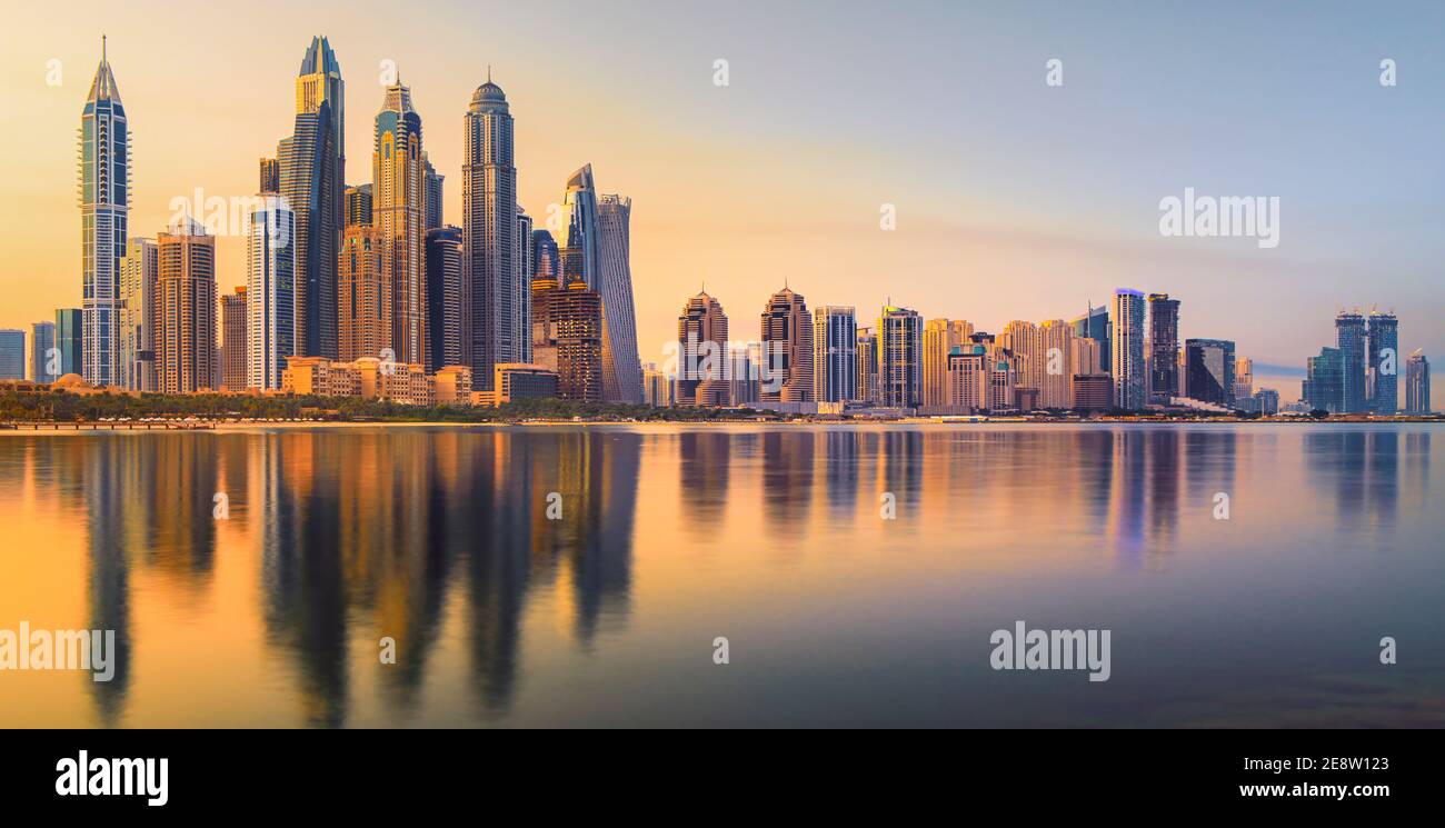 Vue sur les gratte-ciel de luxe de Dubai Marina depuis l'île Palm Man Made à Dubaï, Émirats arabes Unis Banque D'Images