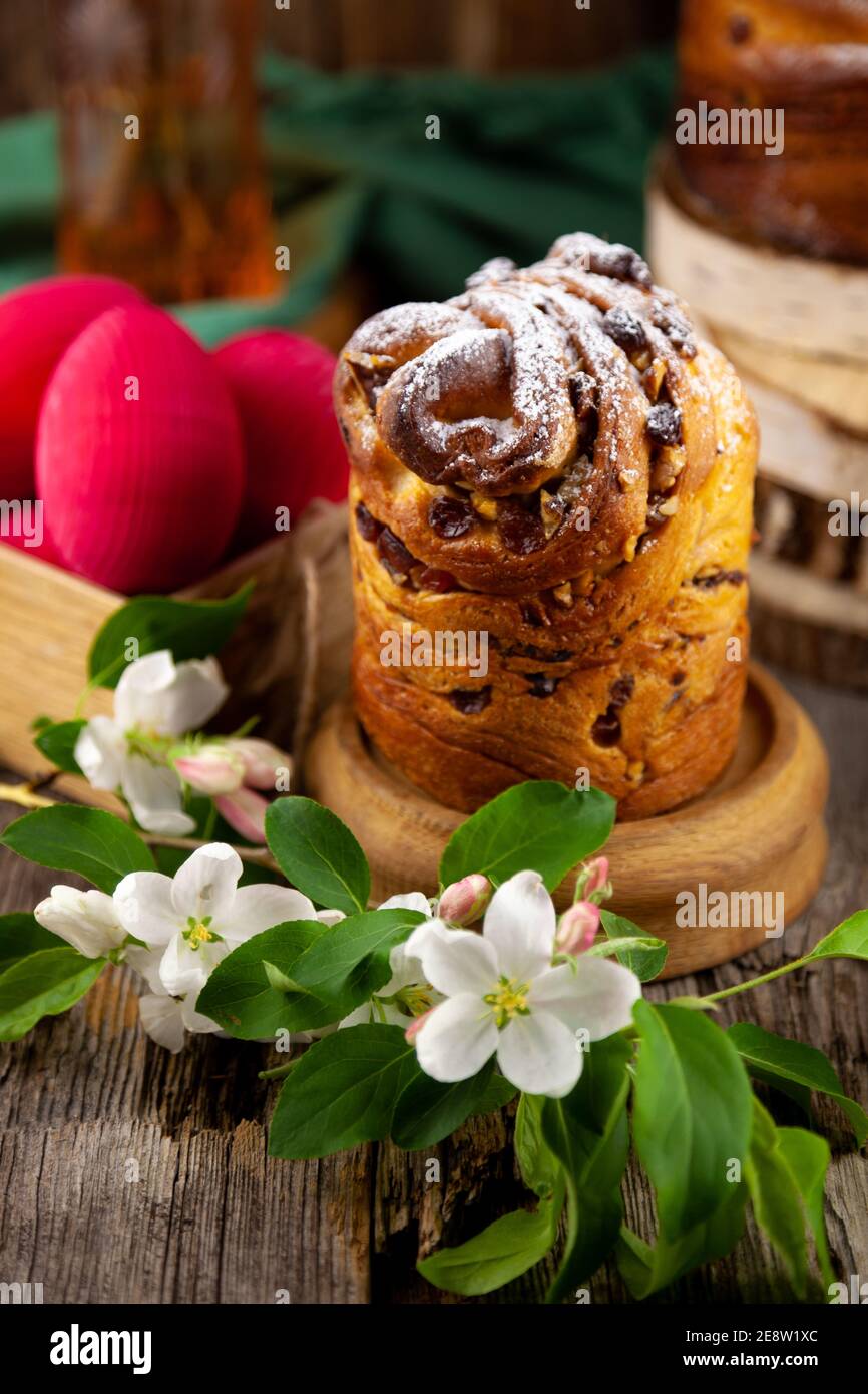 Kraffin gâteau de Pâques. Kraffins aux raisins secs, fruits confits et graines de pavot, arrosés de sucre en poudre. Gros plan de gâteau maison. Brut. Banque D'Images