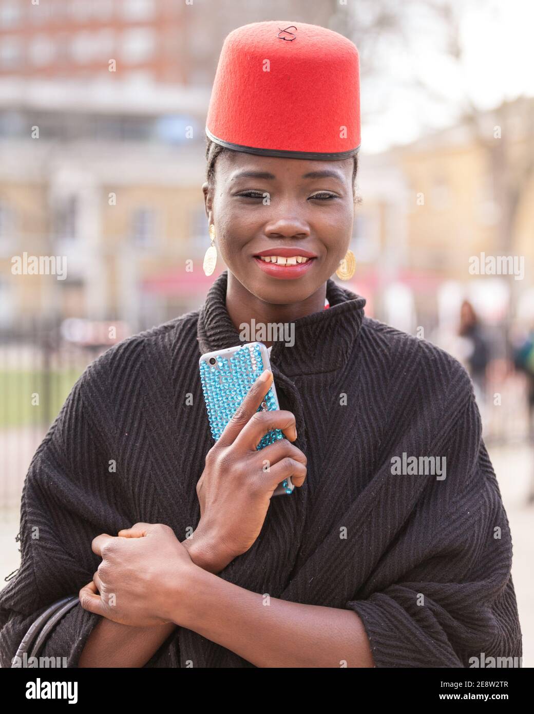 Jeune femme noire à la mode avec chapeau tendance dans une tenue élégante  en dehors de London Fashion Weekend, Chelsea, Londres, Royaume-Uni Photo  Stock - Alamy
