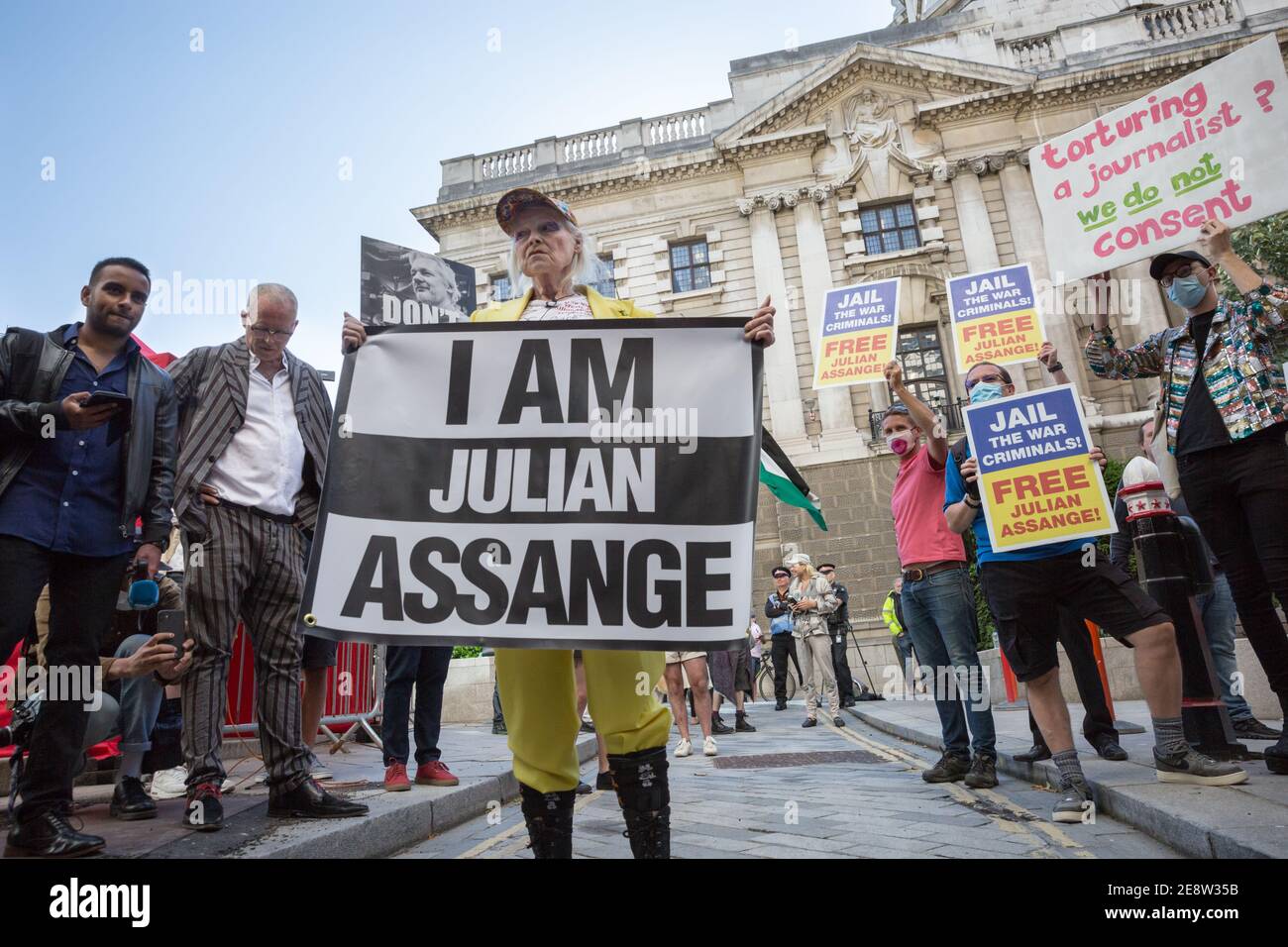 Dame Vivienne Westwood, designer de mode britannique lors de sa manifestation « Je suis Julian Assange » à Londres, devant le tribunal pénal central d'Old Bailey, au Royaume-Uni Banque D'Images