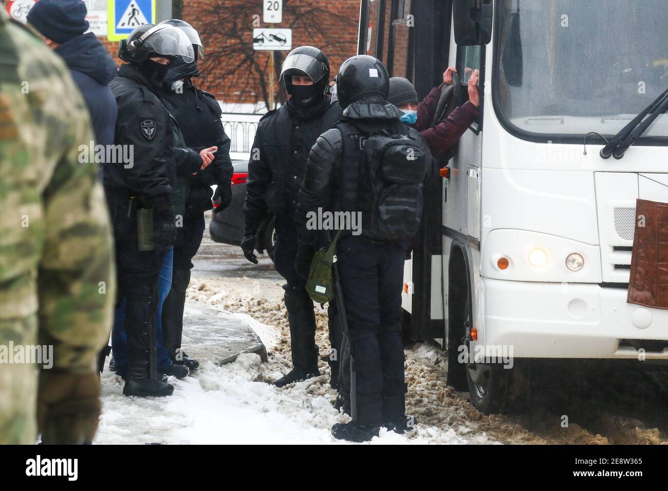 Des policiers ont vu des prisonniers et fouiller un manifestant au cours de la manifestation en faveur du leader politique de l'opposition Alexei Navalny. Des centaines de manifestants se sont rassemblés dans le centre-ville de Nijni Novgorod pour protester contre l'arrestation du leader politique de l'opposition Alexey Navalny. Navalny a été arrêté le 17 janvier lorsqu'il est revenu d'Allemagne, où il avait passé cinq mois à se remettre d'un empoisonnement. (Photo par Aleksey Fokin / SOPA images/Sipa USA) Banque D'Images