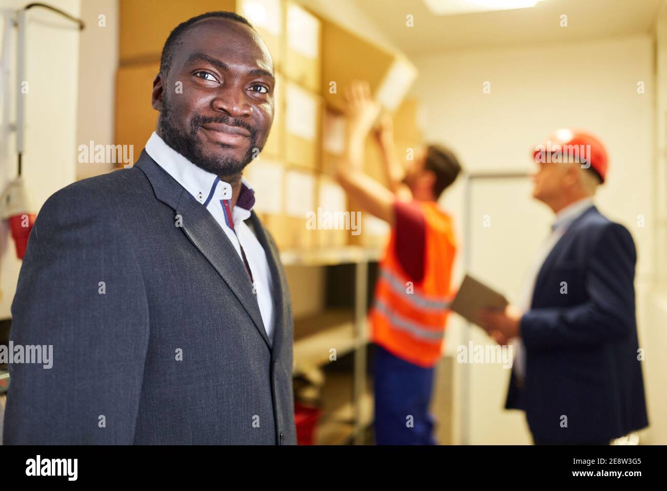 Les Africains comme gestionnaires réussis dans l'entrepôt d'une usine ou une société d'expédition internationale Banque D'Images