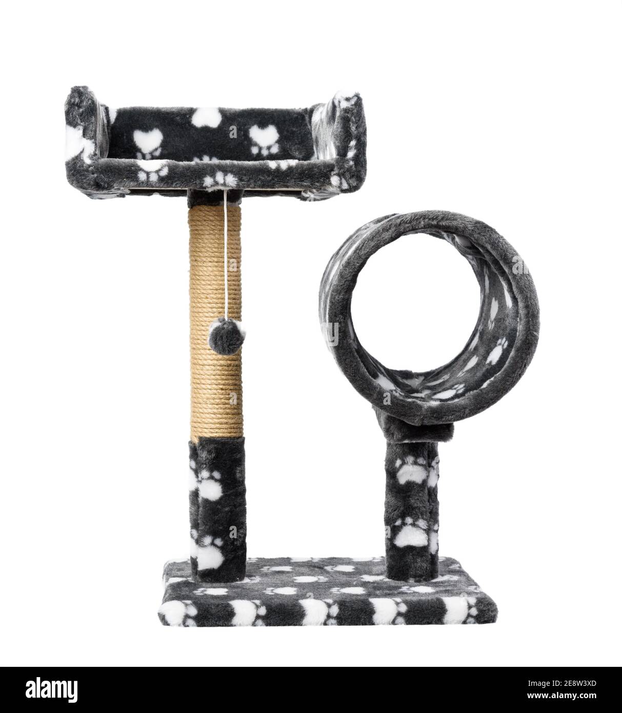 maison à plusieurs niveaux avec un grattoir et une boule attachée pour un chat isolé sur un fond blanc, un endroit pour les jeux et le repos Banque D'Images