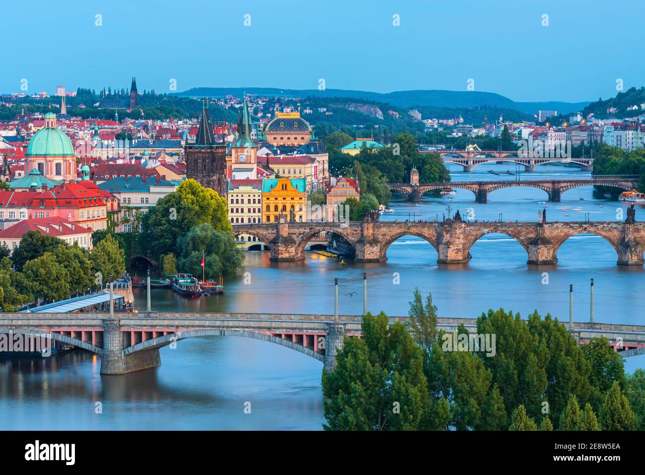 Prag , image des ponts de Prague au-dessus de la Vltava, capitale de la République tchèque, pendant la nuit bleue,Prague,République tchèque Banque D'Images