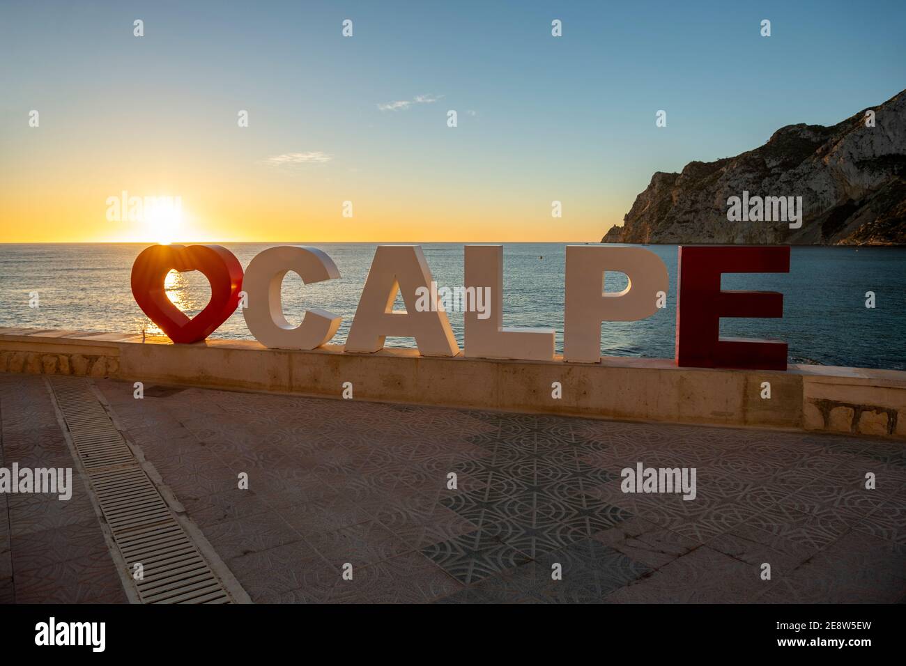 Lettrage avec le nom de la ville de Calpe, province d'Alicante, Costa Blanca, Espagne. Banque D'Images