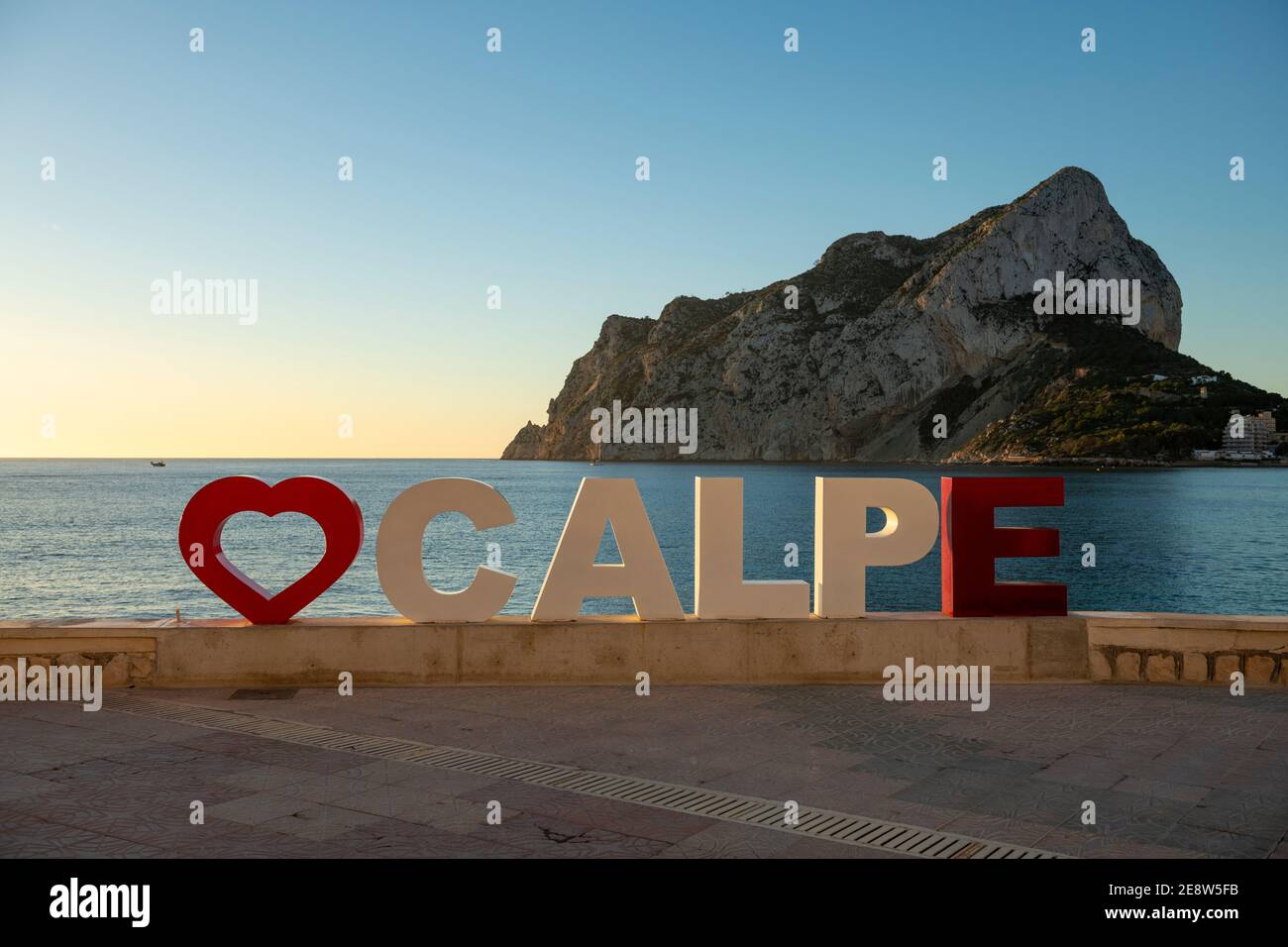 Lettrage avec le nom de la ville de Calpe, province d'Alicante, Costa Blanca, Espagne. Banque D'Images