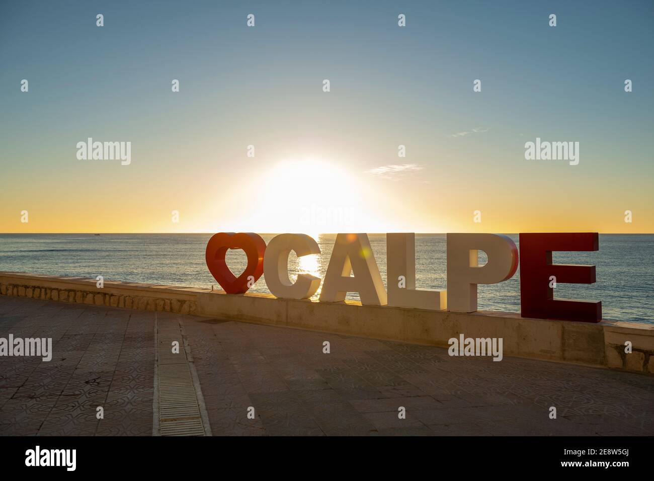 Lettrage avec le nom de la ville de Calpe, province d'Alicante, Costa Blanca, Espagne. Banque D'Images