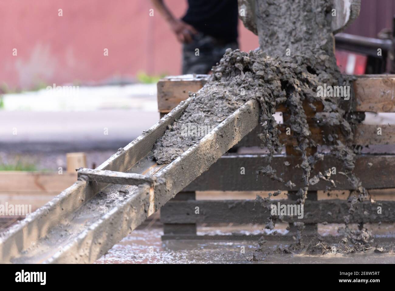 Goulotte auto-fabriquée pour les travaux de bétonnage. Le béton s'écoule dans une goulotte en bois Banque D'Images