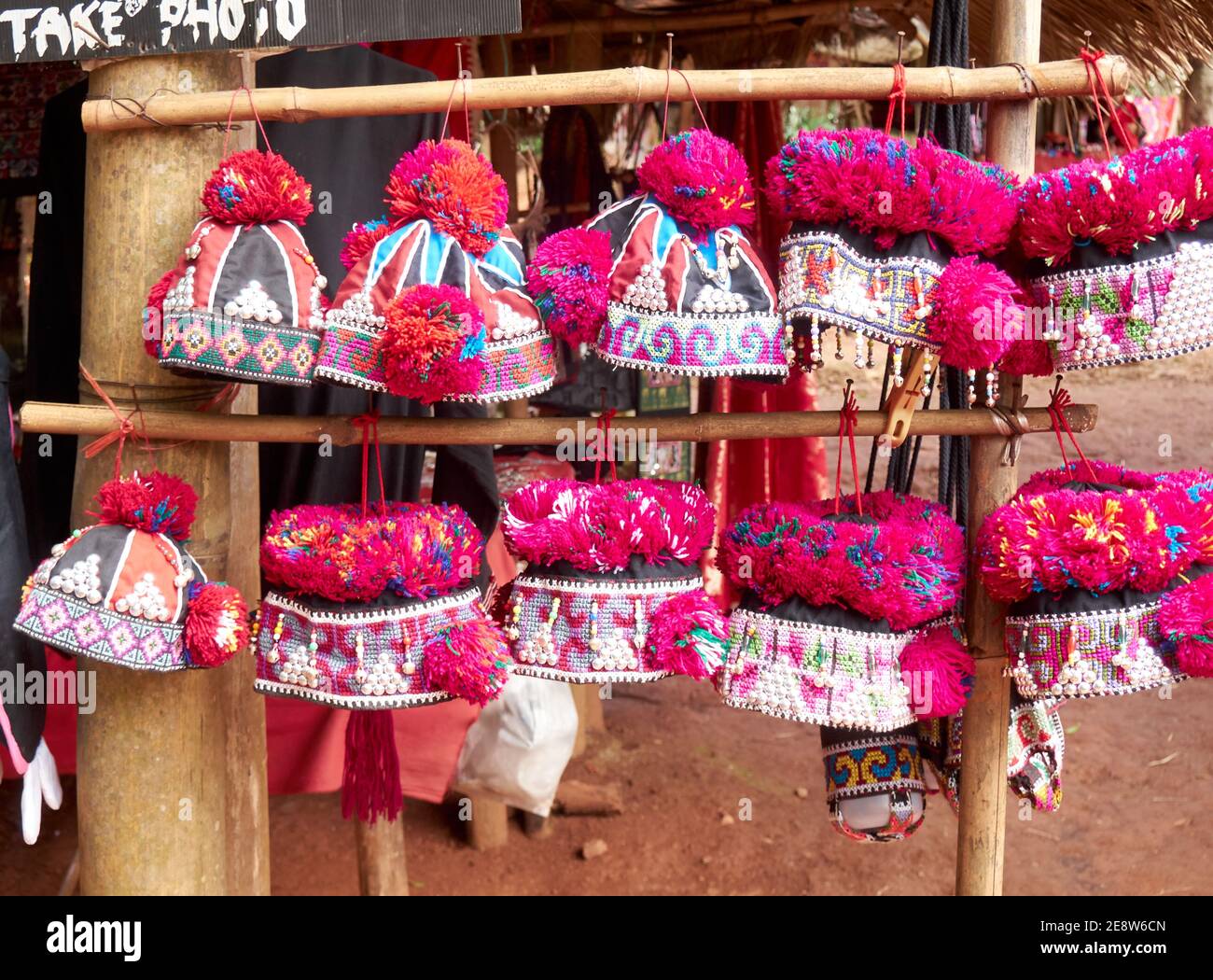 Belle marchandise de chapeau faite par les femmes de tribu de colline Banque D'Images