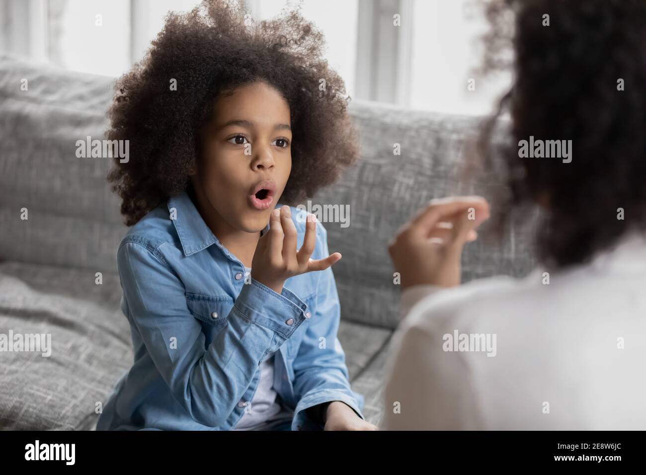 Gros plan handicapés afro-américaine fille pratiquant la langue des signes Banque D'Images