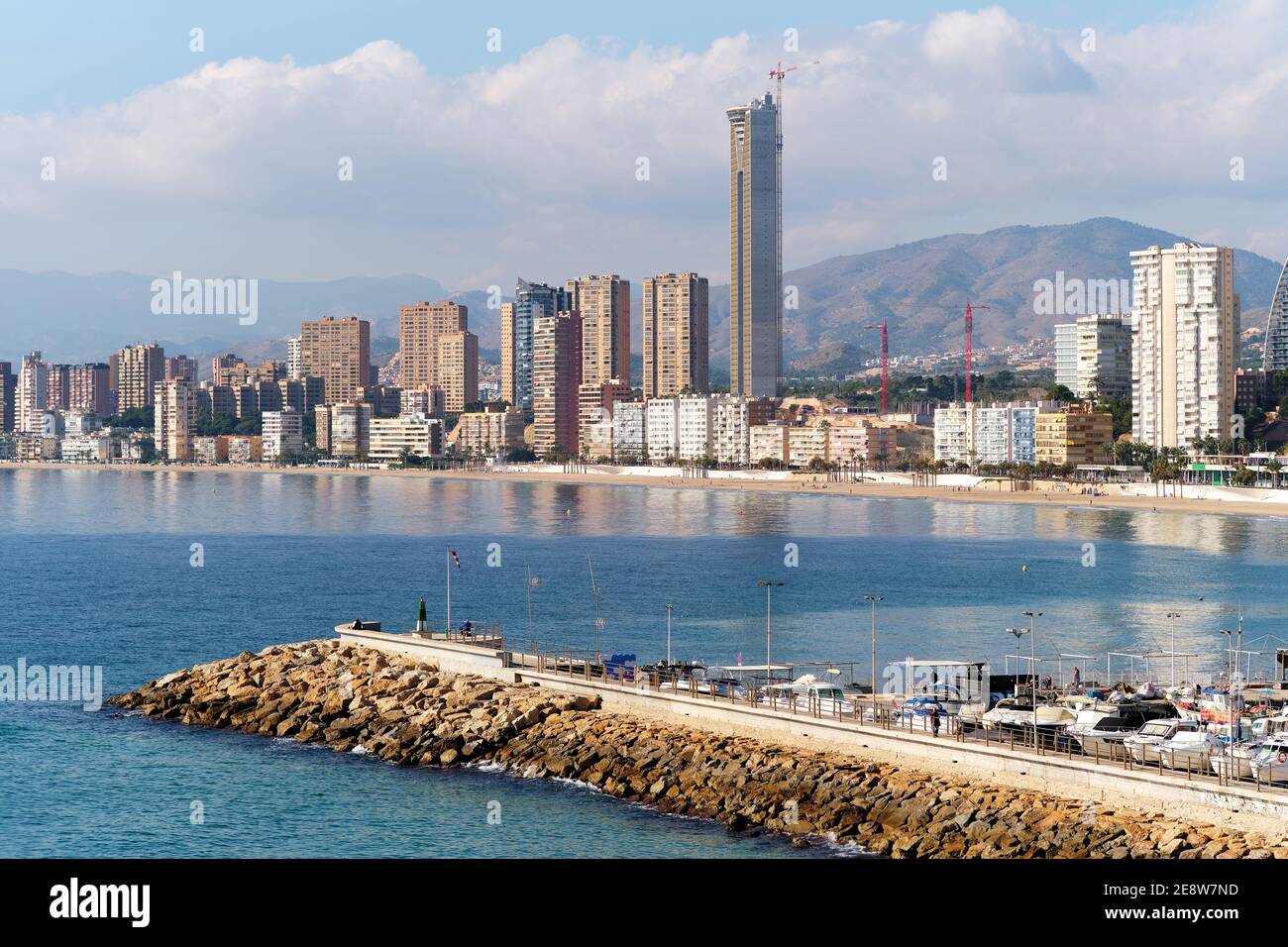 Vue sur Benidorm. Gratte-ciels modernes avec vue sur un ciel bleu nuageux. Province d'Alicante, Costa Blanca, Espagne Banque D'Images