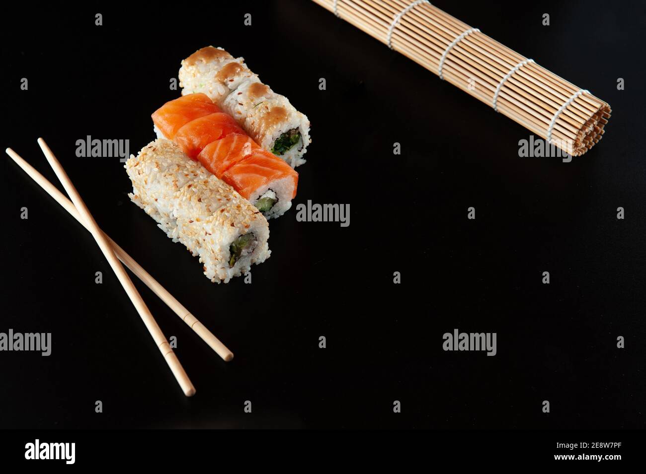 Sushi de fruits de mer japonais, sur fond noir. Vue de dessus Banque D'Images
