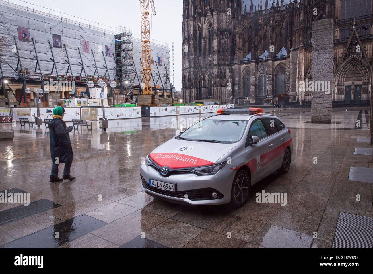Voiture de l'ordre public devant la cathédrale, Cologne, Allemagne. Fahrzeug des Ordnungsamt auf der Domplatte, Koeln, Allemagne. Banque D'Images